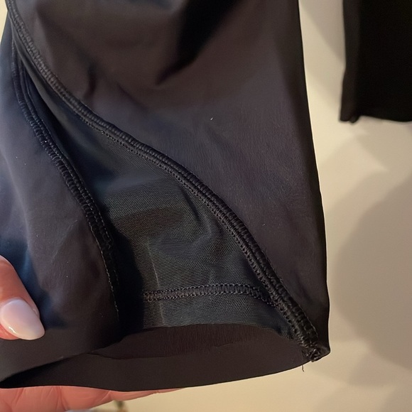 Lululemon‎ Size 6 Black Crop Legging Unique Swirly Mesh Design Great Condition - Picture 7 of 8